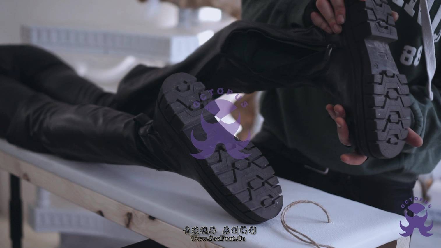 发see21 美女被趴着固定在刑床上享受涂油tk 根本动不了1.mp4_000005.793.jpg