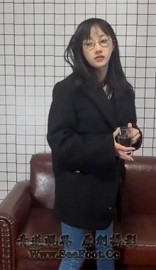 【芳草】眼镜妹被光头勒昏玩弄丝袜玉足