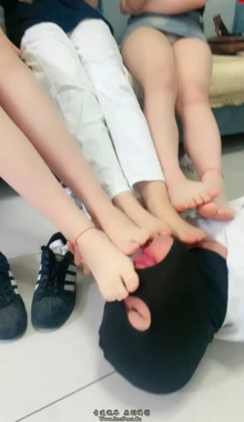 【精神小妹】重磅回归 甜吃三双嫩脚丫