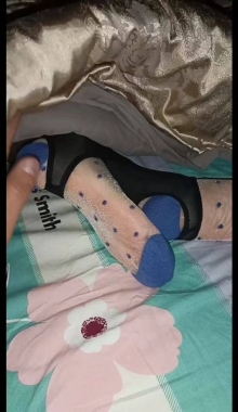 【真实偷玩】小姑熟睡之际，脱下性感袜子把玩小脚