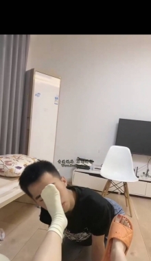 【奶味茶茶】学生萝莉帆布白袜玩弄
