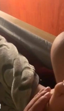 舔新疆女生的熟睡玉足，小脚还挺嫩的，保养的很不错！