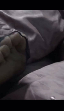 【KM】入室捂晕黑丝白领，抱到床上玩弄小脚