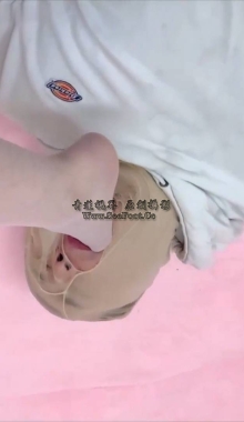 【睹物丝拍】怕痒的悦悦小主体验被闻甜原味白丝