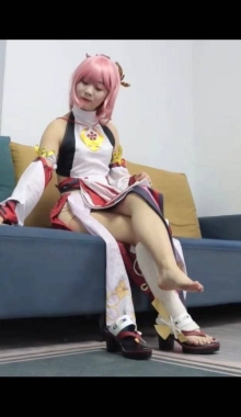 先给cosplay美女捏脚，趁她不注意勒晕她随意把玩