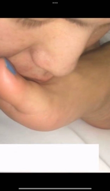 趁女神睡着掀开被子偷偷**，最后被发现了!