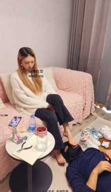 【万灵】清理小太妹的脏鞋白袜脚