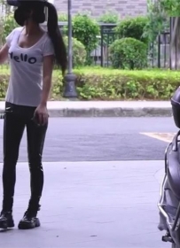 【重磅】剧情-皮裤白袜大美女发现男子家里偷钱！发现后被TK玩脚-1080P[717MB/20分钟]