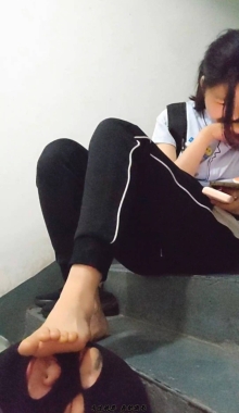 【网友作品】沉浸式甜吃高职妹妹的臭脚丫