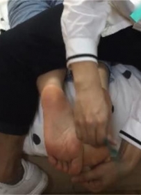 【网友原创】俏皮萌萌酷似王冰冰的红衣妹子TK挠脚底，笑成表情包[828MB50分钟]