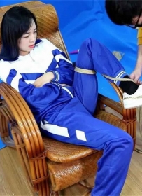 【网友作品】运动服美女小艾脚绑椅子上 牙刷挠棉袜脚心TK-1080P[1.24G/30分钟]