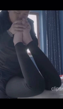 猥琐男潜入公寓**高冷女神，脱下短丝舔小嫩脚