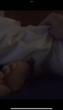 趁小少妇睡着的时候偷偷掀开被子玩舔她的嫩脚，太爽啦！