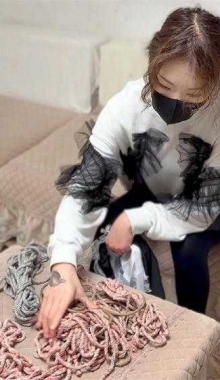 媚娘工作室- 水儿把游戏写在丝袜上甜着自己丝足